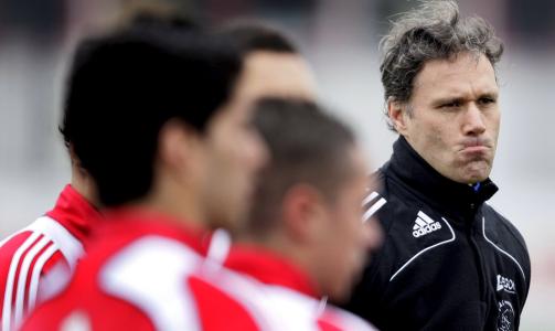 TIL AC MILAN? Den tidlgiere Milan-spilleren Marco van Basten er ledig p� markedet igjen. Ender han opp som Carlo Ancelottis etterf�lger i Milano? Foto: EPA