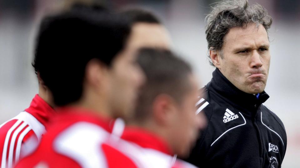 SA OPP: Marco van Basten trakk seg som trener i Ajax i dag. Han tar konsekvensen av at han ikke har innfridd klubbens forventninger. Foto: Olaf Kraak, EPA/Scanpix
