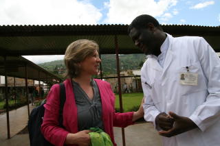 STERKE M�TER:  Anne Kristin Sydnes, utenlandssjef i Kirkens N�dhjelp, var nettopp i �st-Kongo. Her m�ter hun Dr. Denis Mukwege, som jobber p� Panzi sykehus i Bukavu. Her hjelper de voldtatte kvinner. Foto: Cathrine B�e Gjesti/Kirkens N�dhjelp