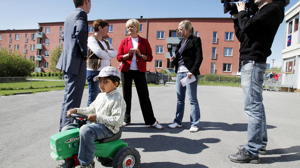 P� BES�K: SV-leder Kristin Halvorsen og kunnskapsminister B�rd Vegar Sohjell ser og l�rer av at barn som Farasat Ahmed Khan (4) i Teisenparken barnehage har f�tt 20 gratistimer i uka. Foto: Jacques Hvistendahl