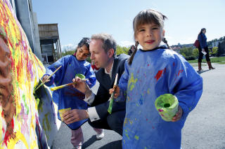 HELT GRATIS:Kunnskapsminister B�rd Vegar Solhjell vil gjerne at Diya Chawla (4) og Aghata Peksa-Countreras (4) til slutt skal f� gratis barnehageplass. Foto: Jacques Hvistendahl