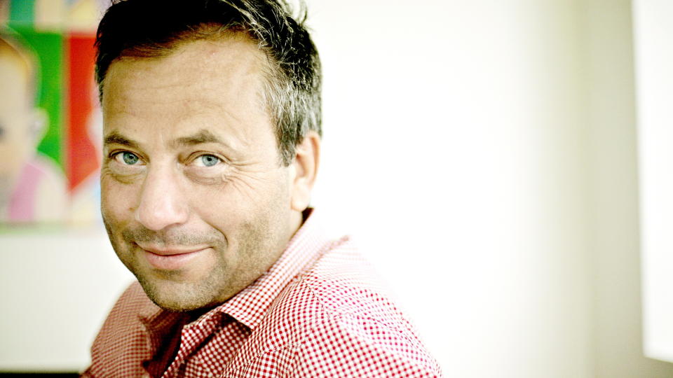 SAMLER P� SITATER: Arve Juritzen har i flere �r hatt som hobby � samle p� morsomme sitater fra norske politikere. N� har han samlet dem mellom to permer. Foto: KRISTIAN RIDDER-NIELSEN