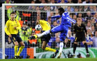 DR�MMETREFF: Michael Essien sendte Chelsea i ledelsen og det s� lenge ut til � holde til en finaleplass. Foto: REUTERS