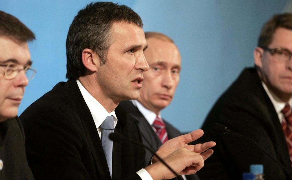 M�TES 19. MAI: Statsminister Jens Stoltenberg og Russlands statsminister Vladimir Putin Foto: Kimmo Mantyla/Lehtikuva /REUTERS