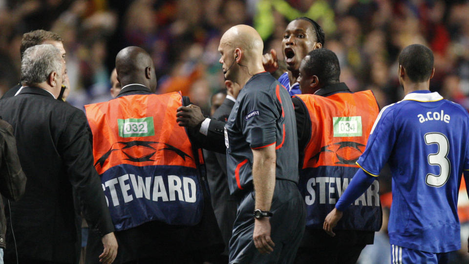 ILTER IVORIANER: Didier Drogba stormet mot Tom Henning �vreb� etter kampen, men Chelsea-spissen ble stoppet av vaktene f�r han kom fram. Foto: AP