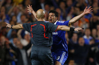 RASENDE BALLACK: Slik reagerte Michael Ballack da han ikke fikk straffe p� overtid. Foto: REUTERS