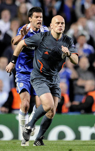 GULT FOR PROTESTER: Michael Ballack kjeftet seg inn i boka til Tom Henning �vreb�. Foto: AP