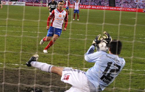 PINLIG: Diego Guastavinos overarrogante fors�k p� � kippe inn et straffespark p� stillingen 0-0 falt p� steingrunn.Foto: Thomas Rasmus Skaug/Dagbladet