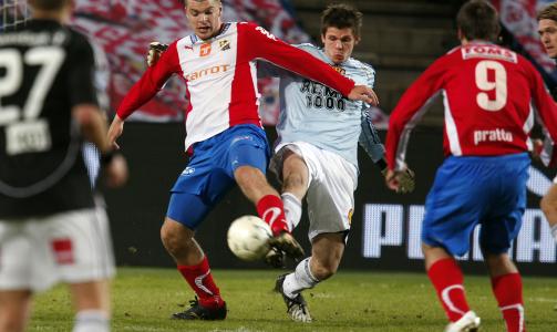 STANGET: RBK keeper Rune A. Jarstein i duell med Lyns Vegar Gjermundstad under eliteseriekampen i fotball mellom Lyn og Rosenborg p� Ullevaal stadion onsdag. 
Foto: Heiko Junge / SCANPIX