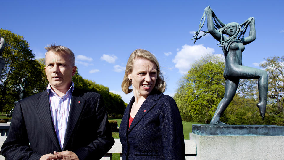 _- VIL STYRKE KVINNERS RETTIGHETER:  Ved � innlemme kvinnekonvensjonen i norsk lov vil regjeringen verne kvinner mot Frps likestillingspolitikk, sier justisminister Knut Storberget. Her sammen med likestillingsminister Anniken Huitfeldt. Foto: Espen R�st