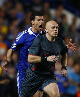 STOR BETYDNING: Tom Henning �vreb�s kamprapport vil trolig avgj�re hvorvidt og hvilke Chelsea-spillere blir straffet etter br�ket etter kampslutt. Foto: SCANPIX/REUTERS/Eddie Keogh