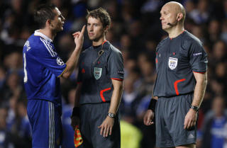 KREVDE FORKLARING: Frank Lampard fors�kte � f� svar fra �vreb� etter kampen, uten hell. Foto: SCANPIX/AP/Jon Super