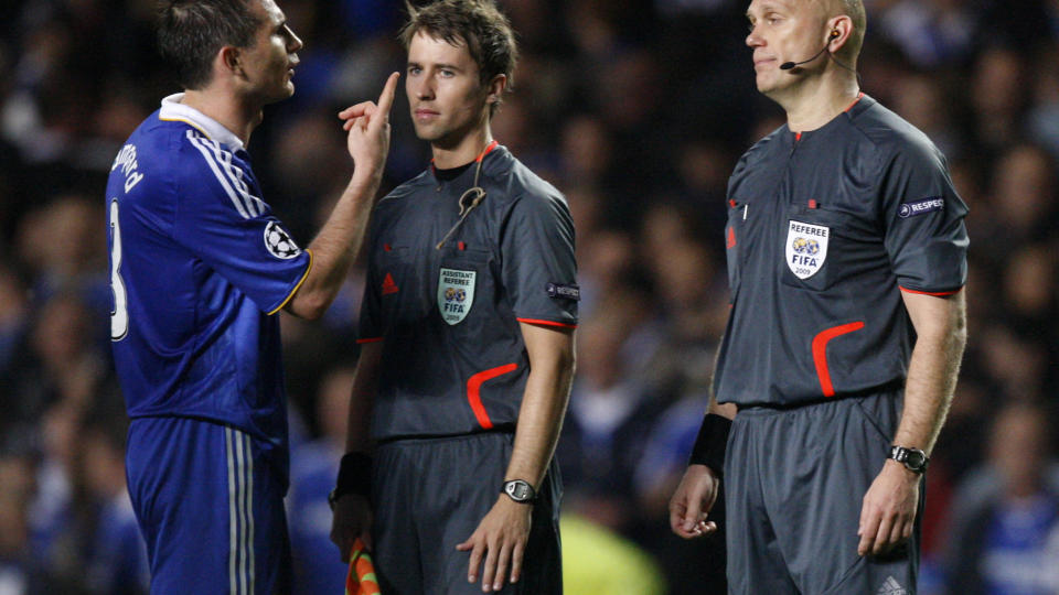 LAMPARD ST�R P� SITT: Her argumenterer Frank Lampard forgjeves mot Tom Henning �vreb�. I dag fiord�mmer Chelsea eventuelle drapstrusler fra klubbens fans mot nordmannen. Foto: AP/Jon Super