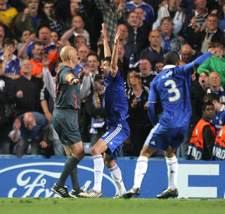 RASERI: Michael Ballack skal ogs� ha v�rt blant de mest aktive av Chelsea-spillerne etter kampen. Foto: AP/SCANPIX/Rebecca Naden