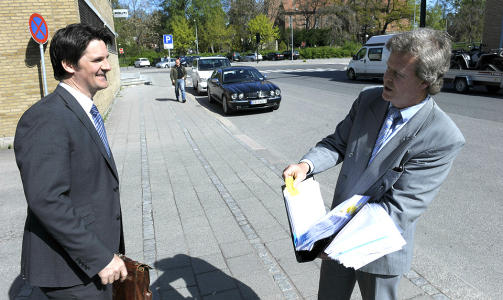 UTENFOR RETTEN: Politiadvokat Nils Vegard (t.v) og advokat Torgeir R�in�s Pedersen. Foto: John Terje Pedersen