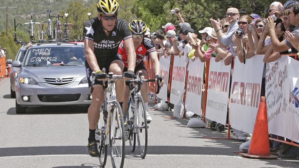 LAG I KRISE: Lance Armstrong, her foran Astana-kompis Levi Leipheimer i et l�p i USA i mai, liker ikke omtalen av sitt lag. Foto: AP/Jake Schoellkopf
