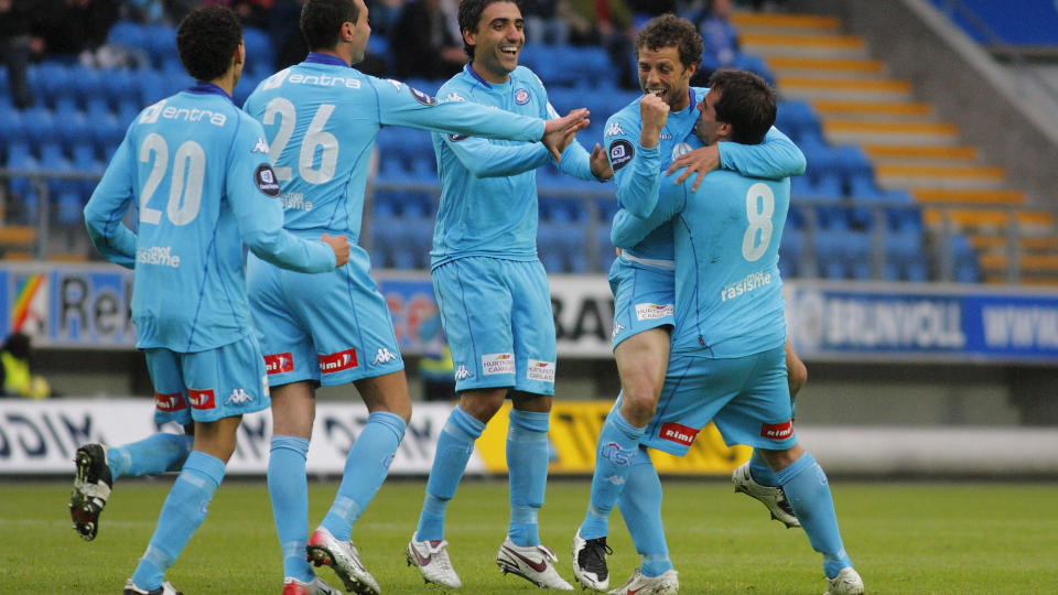 OPPTUR: Mostafa Abdellaoue, Bojan Zajic, Mohammed Abdellaoue, Freddy dos Santos jubler sammen med manager Martin Andresen 0-2-scoringen mot Molde p� Aker Stadion i g�r kveld.Foto: Svein Ove Ekornesv�g, Scanpix