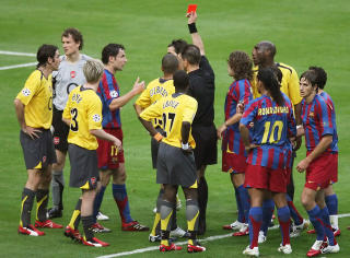 FEILEN HAUGE ALDRI GLEMMER: Terje Hauge viser Jens Lehmann det r�de kortet og d�mmer frispark til Barcelona - selv om ballen ville g�tt i m�l. Foto: AFP PHOTO GABRIEL BOUYS