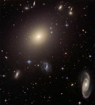 GALAKSEHOP: Stjernene og galaksene i universet i dag har utviklet seg fra
ørsmå ujevnheter av den typen man kan se i WMAP-kartet. Dette er et
bilde av galaksehopen Abell S0740. Foto: NASA, HST. GALAKSEHOP: Stjernene og galaksene i universet i dag har utviklet seg fra
ørsmå ujevnheter av den typen man kan se i WMAP-kartet. Dette er et
bilde av galaksehopen Abell S0740. Foto: NASA, HST.