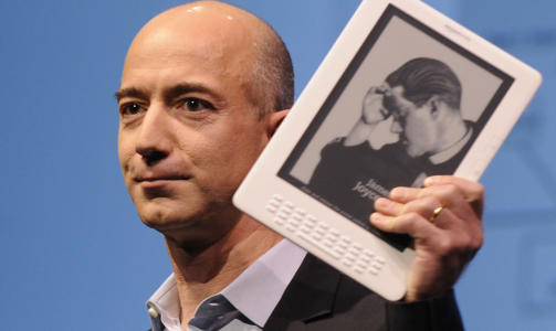 NY OG STØRRE: Amazon-grunnlegger Jeff Bezos presenterte i går selskapets nye elektroniske lesebrett. Foto: SCANPIX NY OG STØRRE: Amazon-grunnlegger Jeff Bezos presenterte i går selskapets nye elektroniske lesebrett. Foto: SCANPIX