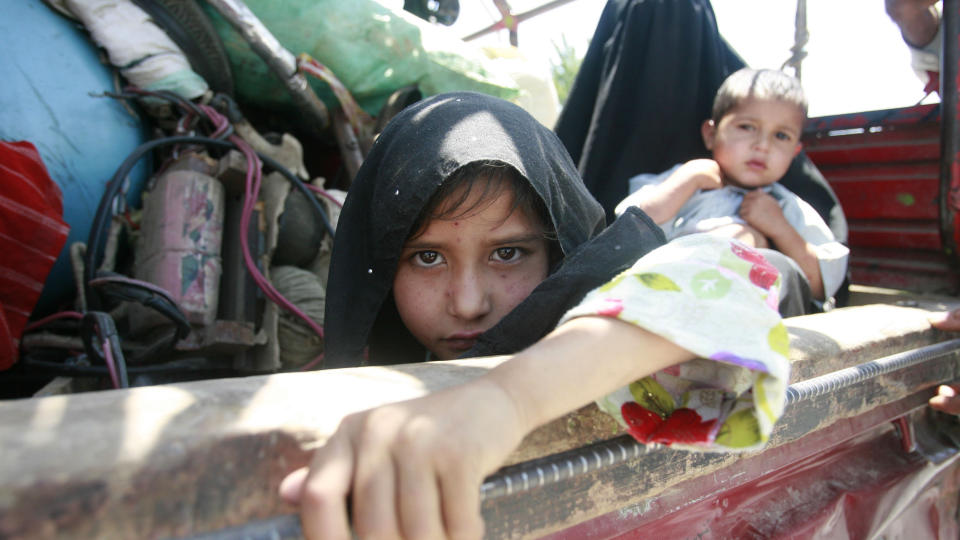 P� FLUKT: Pakistans regjering satser hardt p� � f� drevet Taliban ut fra omr�denen i Swat-dalen. Taliban har klart � f� kontroll over omr�der s� tett opptil hovedstaden Islamabad som 10 kilometer. Foto: Faisal Mahmood/Scanpix/Reuters