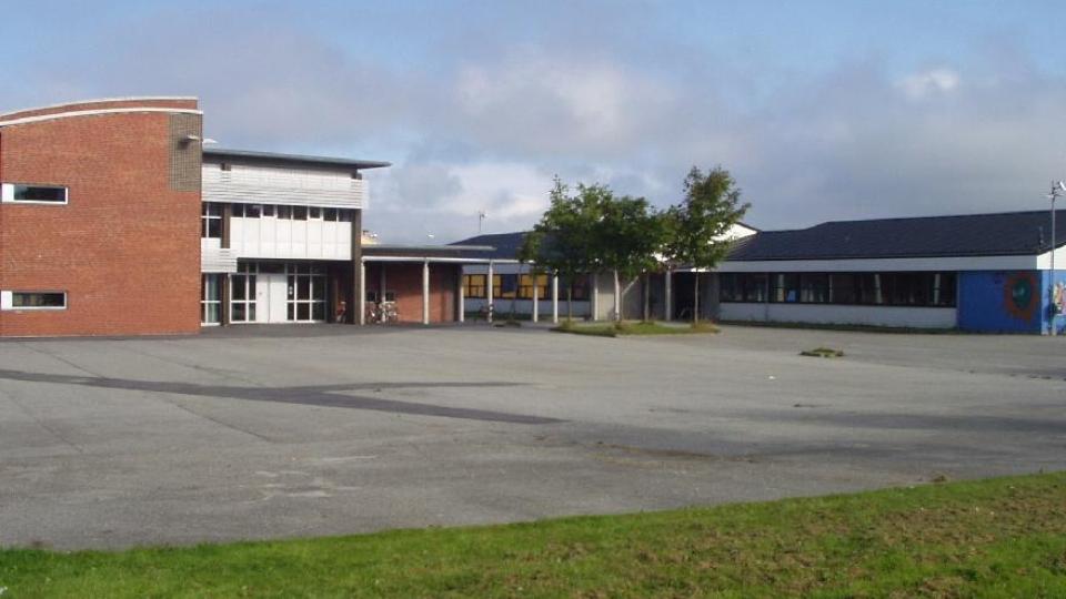 SEKS P�GREPET: De seks ungdommene er avh�rt i dag etter trusler i natt og i dag om at �noe alvorlig skulle skje� p� skolen. Undervisningen p� Smiodden skole fortsetter i dag. Foto: Smiodden