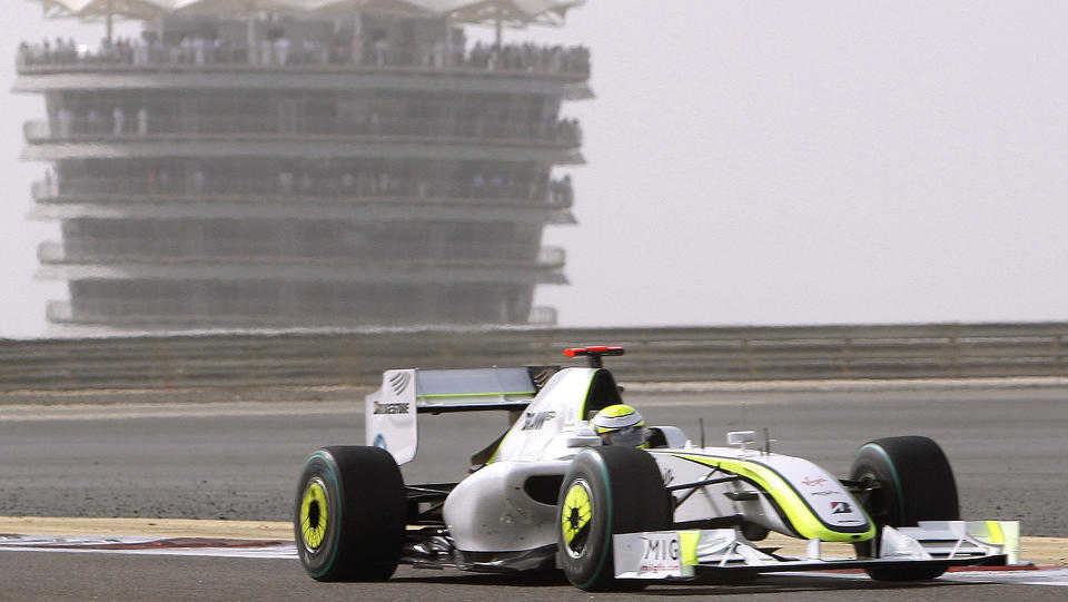 TRE AV FIRE SEIRER: Jenson Button har kj�rt r�sterkt med den gamle bilen. Til helga stiller han med en enda bedre F1-bil. Foto: AP/Kamran Jebreili