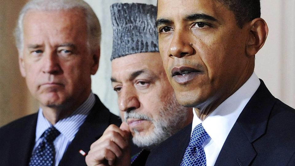USA har beklaget at sivile ble drept under et amerikansk-ledet flyangrep i Farah-provinsen vest i Afghanistan. Angrepet kastet onsdag m�rke skygger over m�tet mellom USAs president Barack Obama og Afghanistans president Hamid Karzai (t.v.) og visepresident Joe Biden. Ogs� Pakistans president Asif Ali Zardari  var med p� m�tet i Det hvite hus. Foto: REUTERS / Jonathan Ernst / SCANPIX