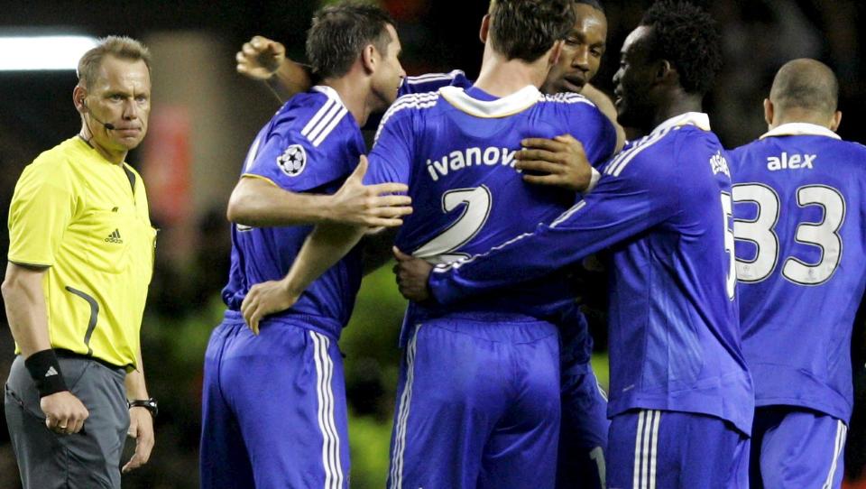 ST�TTER �VREB�: Den danske toppdommeren Claus Bo Larsen reagerer sterkt mot oppf�rselen til Chelsea-spillerne etter kampen i g�r kveld. Larsen d�mte selv Chelsea i kvartfinalen mot Liverpool p� Anfield.Foto: Lee Sanders, EPA/Scanpix