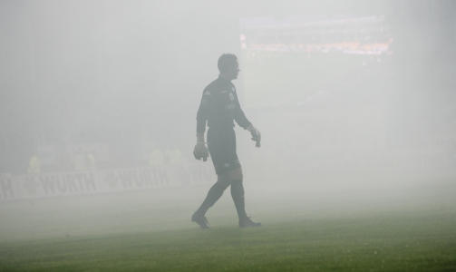 R�YKLAGT: Slik s� det ut p� �r�sen etter VIF-supporternes blussing. Foto: Stian Lysberg Solum  / SCANPIX