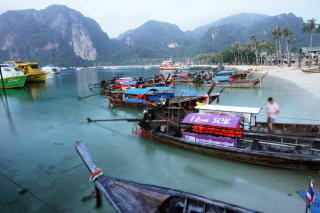 YNDET FERIEM�L: Phi Phi-�yene er blant Thailands mest kjente turistm�l. Bergheim og hennes 27-�rige norske venninne valgte stedet som mellomstopp p� vei hjem til Norge fra studier i Australia. Foto: BAZUKI MUHAMMAD/REUTERS/SCANPIX