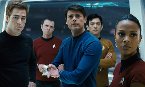 STAR TREK 2009: F.v. James T. Kirk, Lt. Montgomery Scott, Dr. McCoy, Suku og Uhura.