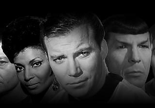STAR TREK 1966: F.v. Uhura, James T. Kirk og Spock.