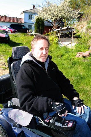 Tom Magnar Thomsen lenket til rullestolen. (Foto Torbj�rn Berg)