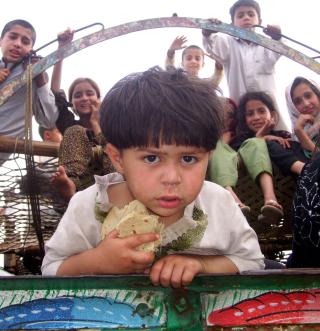 EN HALV MILLION P� FLUKT: Pakistanske barn p� en lastebil p� vei ut Swat-dalen. If�lge R�de Kors er det over en halv million internt fordrevne flyktninger fra omr�det. Foto: EPA/RASHID IQBAL/SCANPIX