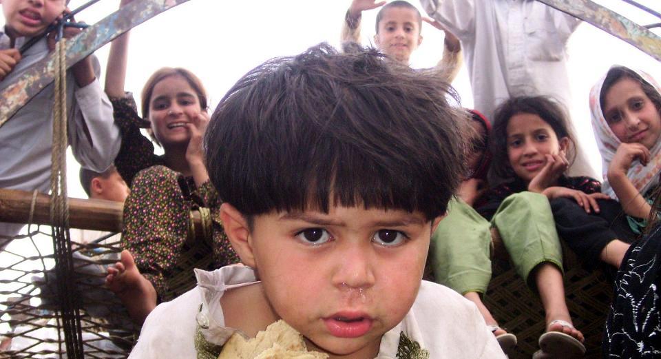 EN HALV MILLION P� FLUKT: Pakistanske barn p� en lastebil p� vei ut Swat-dalen. If�lge R�de Kors er det over en halv million internt fordrevne flyktninger fra omr�det. Foto: EPA/RASHID IQBAL/SCANPIX