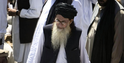 DREPTE S�NNEN: Sufi Muhammads s�nn, Kifyatullah, ble drept i et angrep i dag. Den Taliban-vennlige, religi�se lederen Sufi Muhammad var den som fremforhandlet den omstridte fredsavtalen som �pnet for sharialover i Swat-dalen. Foto: AP Photo/B.K.Bangash/SCANPIX