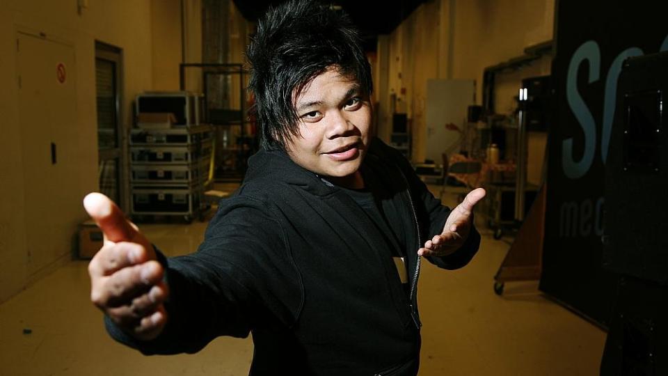 STEMMETR�BBEL: H�kon Ricardo Storstadmo trenger operastemmen sin for � seire i �Norske talenter�. Derfor f�r han akupunkturbehandling i dag.