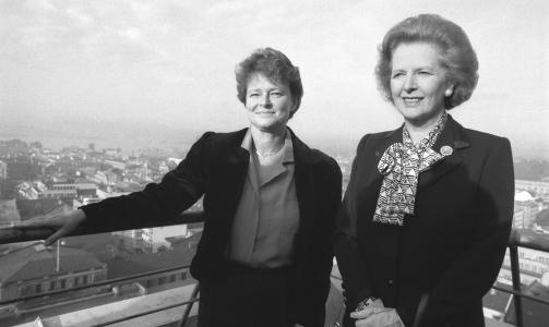 DEN GANG DA: Statsministrene Margaret Thatcher og
Gro Harlem Brundtland (t.v.) beskuer Oslo fra toppen av Regjeringsbygget da de begge styrte hvert sitt land. Foto: SCANPIX DEN GANG DA: Statsministrene Margaret Thatcher og
Gro Harlem Brundtland (t.v.) beskuer Oslo fra toppen av Regjeringsbygget da de begge styrte hvert sitt land. Foto: SCANPIX