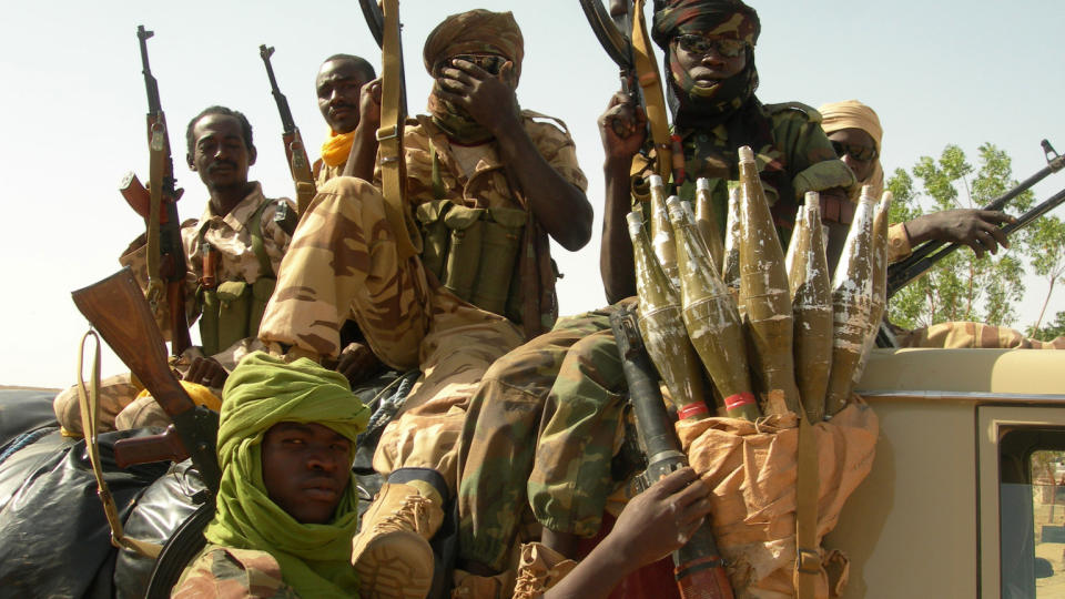KJEMPER: Dette arkivbildet fra 2008 viser regjeringsoldater som poserer i Am Zoer, Tsjad. 146 personer er drept i kampene mellom h�ren og oppr�rere fra Sudan. Foto: SCANPIX/ AFP PHOTO / Patrick Fort