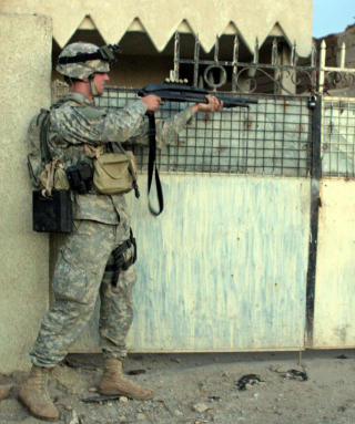 I IRAK: Steven Green tjenestegjorde som menig soldat, f�r han ble dimmitert for personlighetsforstyrrelser. Her skal ha til � skyte opp en portl�s under en operasjon i Mullah Fayed i Irak. Foto: AFP PHOTO/US ARMY/SCANPIX