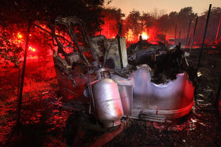 OFFER: Minst ti brannmenn er skadet i slukningsarbeidet. Foto: SCANPIX/David McNew/Getty Images/AFP