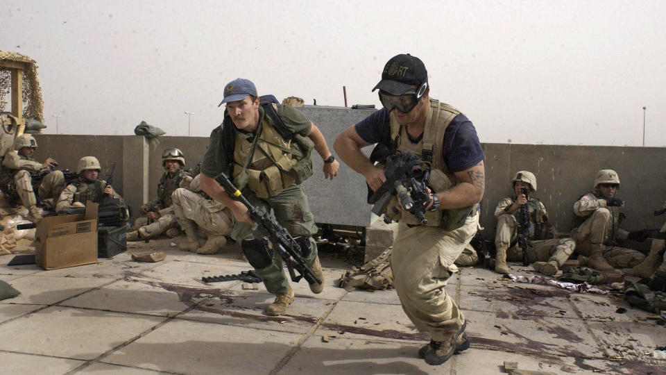 STRIDENDE I SIVIL: I dette arkivbildet fra 2004 kjemper Blackwater-vakter mot irakiske styrker. I 2007 ble de anklaget for drap p� 17 sivile. I 2009 blir de tvunget ut av landet, etter at USAs UD nektet � fornye kontrakten. Foto: AP/SCANPIX