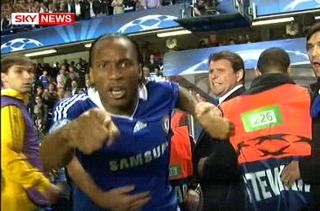 IKKE S� AKTIV SOM HAN HER: Didier Drogba raste inn i tv-kameraet til Sky Sports. �Are you watching this? It's a disgrace! It's a fucking disgrace!� sa ivorianeren da sikkerhetsvaktene hindret ham fra � rekke bort til dommer Tom Henning �vreb�.
Foto: PLANET PHOTOS