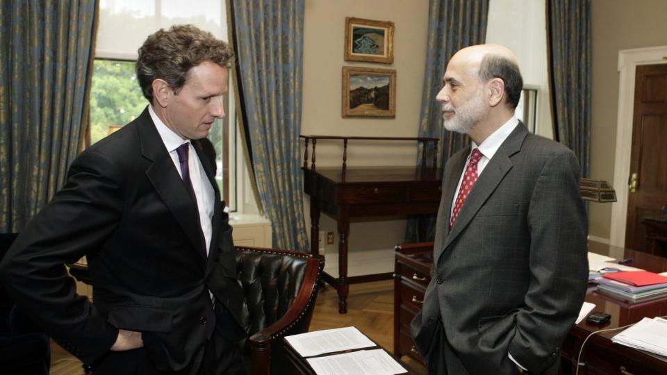 FLERE SLITER: Finansminister Timothy Geithner og sentralbanksjef Ben Bernanke la torsdag fram resultatet av stesstesten av 19 storbanker. Noen har ikke kapital nok, men resultatet av testen var ikke s� ille som noen frykter. Foto: REUTERS / Yuri Gripas / SCANPIX