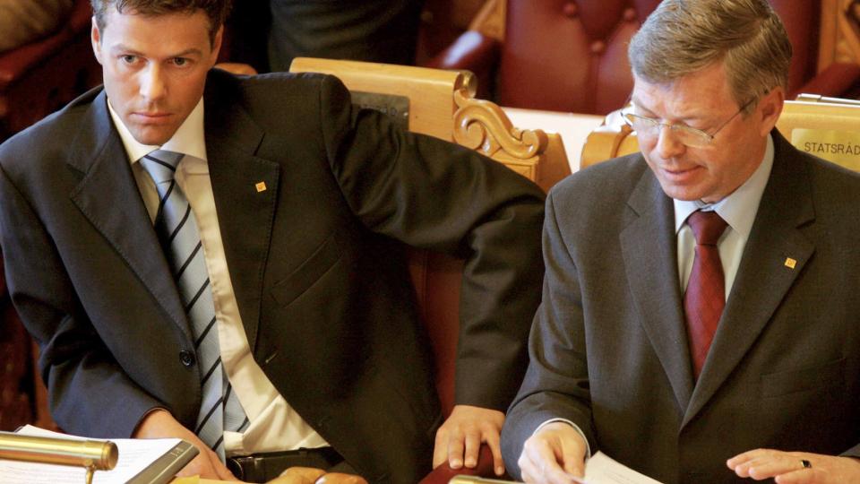 N�RT FORHOLD: Dav�rende statsminister Kjell Magne Bondevik og milij�vernminister Knut Arild Hareide fotografert i stortingssalen. N� skal Bondevik satse stort p� � gi Hareide et politisk comeback. 
Foto: �rn E. Borgen / SCANPIX .