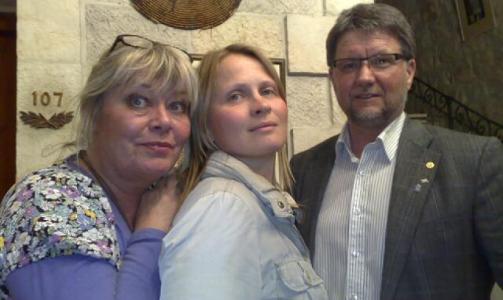 SKUFFET: Ingrid Evertsen (t.v.), Astrid Eriksen og Troms�-ordf�rer Arild Hausberg kom aldri inn i Gaza. MMS-foto: Privat
