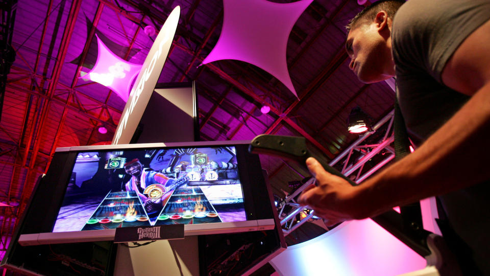 KAN BLI REALITY: �Guitar Hero� har v�rt en gullgruve for Activision Blizzard, som n� h�per at merkevaren kan bidra til enda mer mynt i kassen. FOTO: SCANPIX/AP