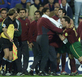 STRENGE STRAFFER: Da Portugal r�k ut for Frankrike i EM i 2000 gikk spillerne til angrep p� linjemann og dommer. Flere spillere ble utestengt i flere m�neder. Foto: SCANPIX/AP/Dusan Vranic