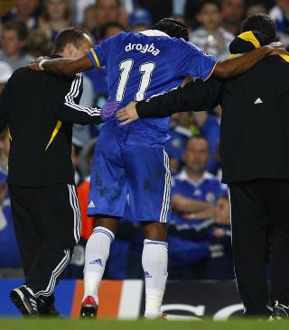 P� VEI UT: Didier Drogba klaget ogs� over at han ble byttet ut av Guus Hiddink i sluttminuttene, til tross for demonstrativ halting de siste ti. Chelsea-ledelsen skal n� ha g�tt lei av spissens hum�rsvingninger. Foto: SCANPIX/REUTERS/Eddie Keogh